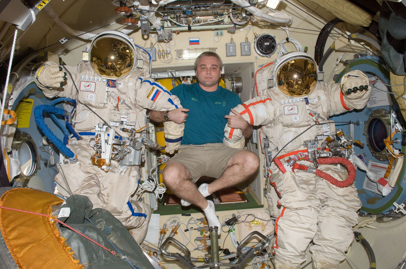 Illustration for article titled This looks like the Russians threw a dead astronaut out of the airlock…